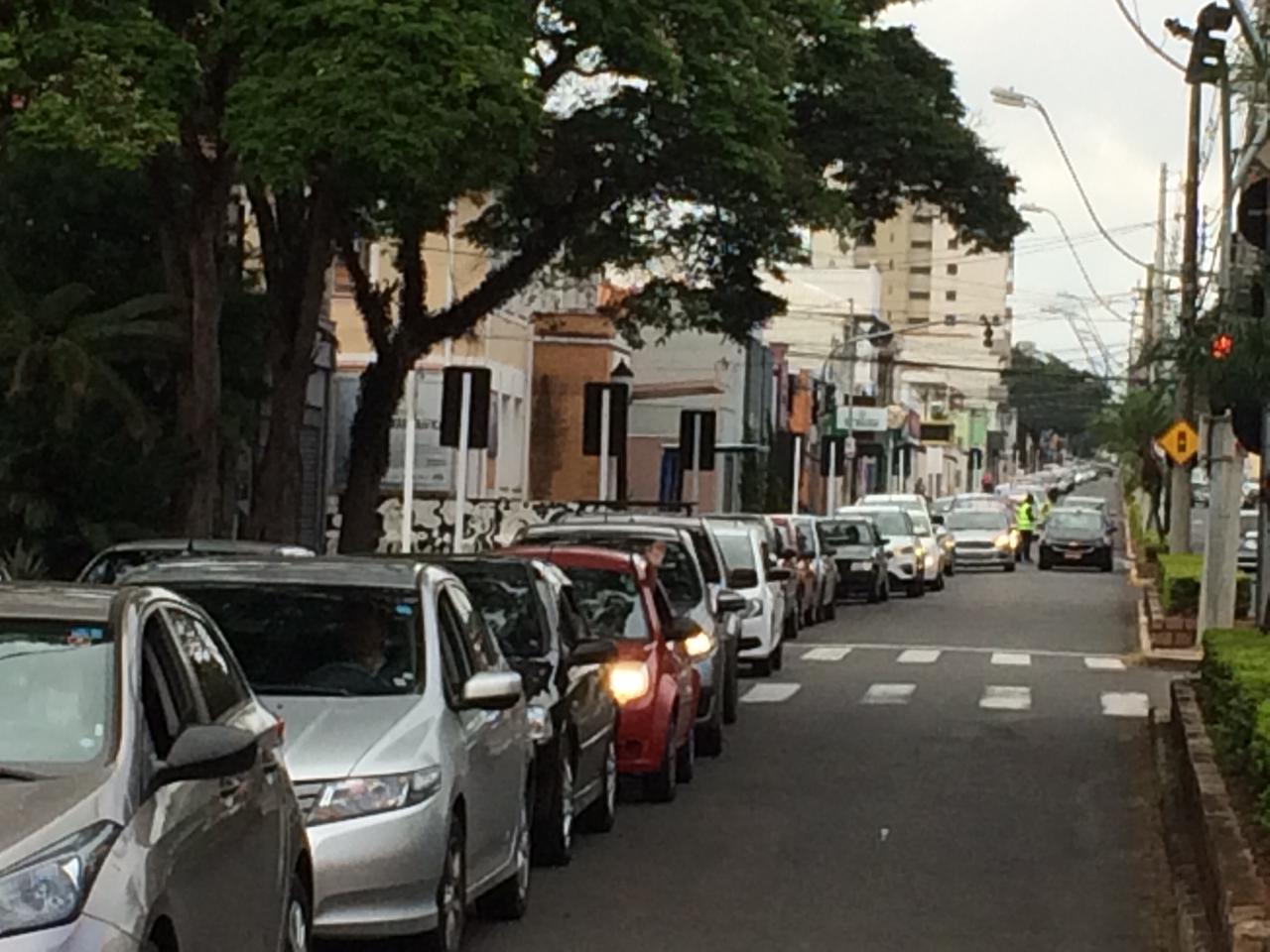 Motoristas enfrentam fila durante drive thru de vacinação em Botucatu