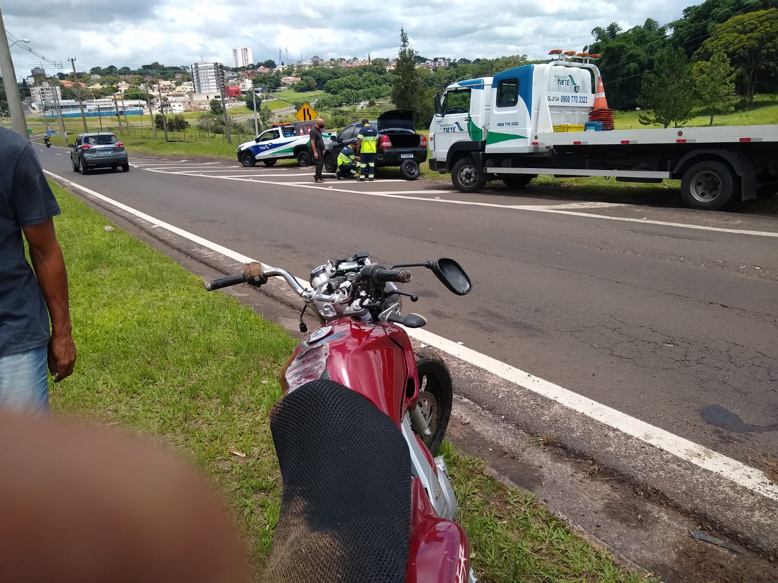 Acidente entre carro e moto é registrado em frente ao Jd Tropical