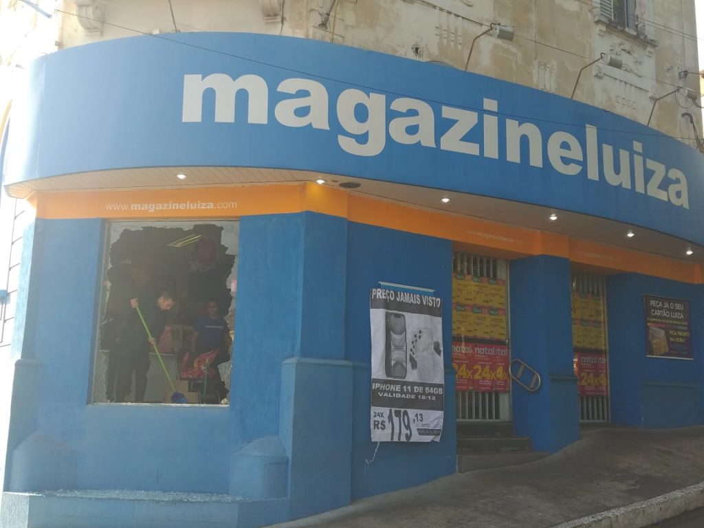 Magazine Luiza de São Manuel foi alvo de bandidos.