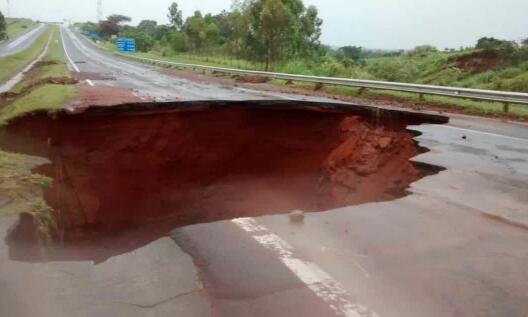 Caminhão caiu em buraco aberto na Marechal Rondon por conta da chuva