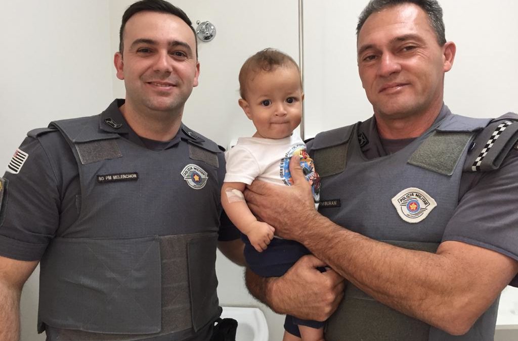 Policiais militares salvam bebê que não respirava