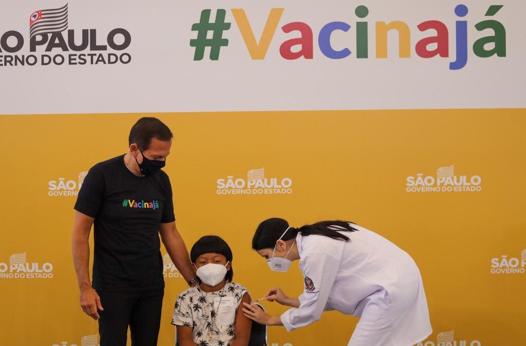 Indígena de 8 anos que faz tratamento de saúde em SP é 1ª criança vacinada do Brasil