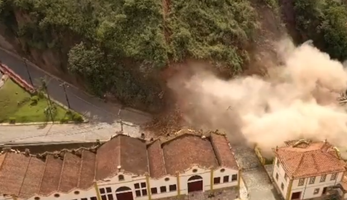 Parte de morro desliza sobre duas casas no centro de Ouro Preto